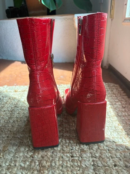 🍒 Nasty Gal Croc-Embossed Red Platform Block Heel Ankle Boots - Picture 4 of 7